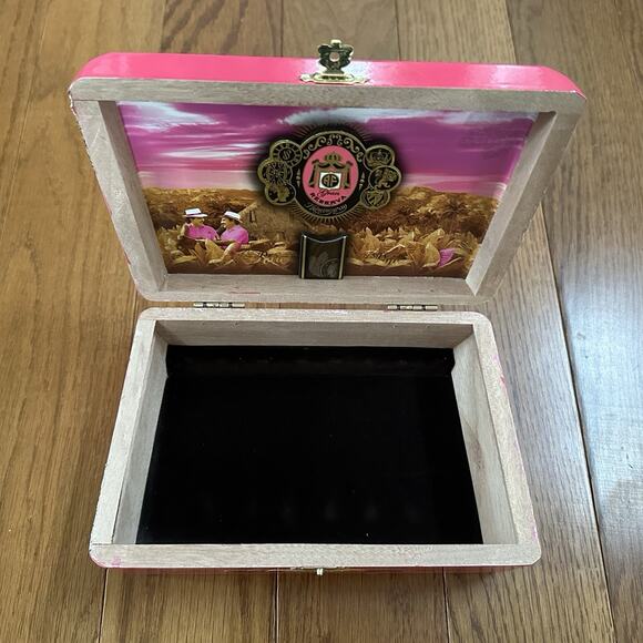 Arturo Fuente Rare Pink Signature Empty Wooden Cigar Box 7.25x5x2.5 - Picture 3 of 7